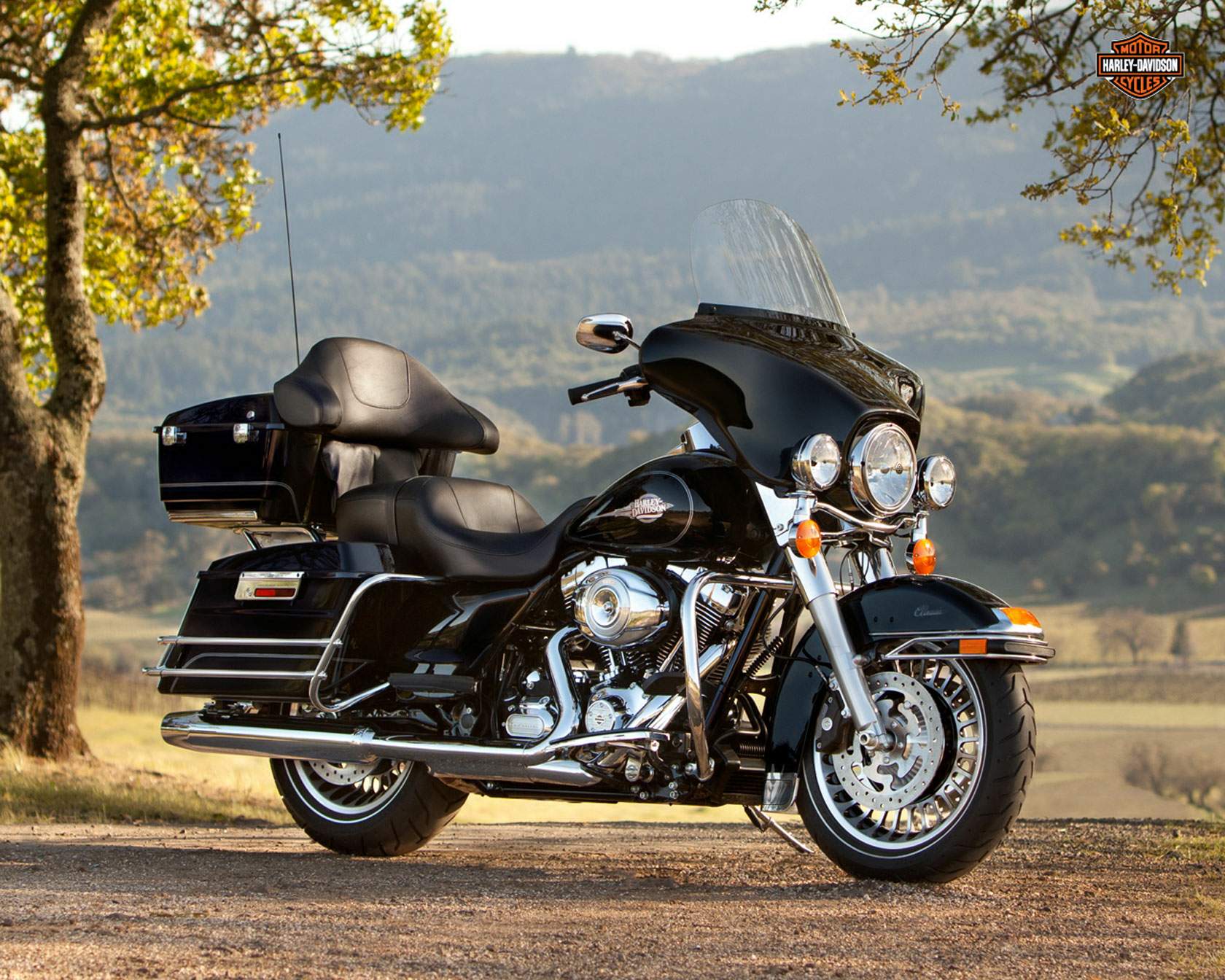 https://www.motorcyclespecs.co.za/Gallery%20B/Harley%20FLHTC%2013.jpg